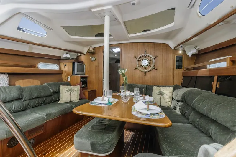 Romanc'n The Zea Yacht Photos Pics Interior of a 1997 Hunter 456 yacht with cozy seating and dining area.