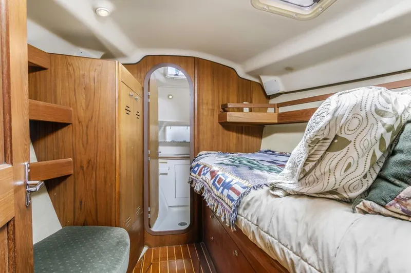 Romanc'n The Zea Yacht Photos Pics Cozy cabin interior of 1997 Hunter 456 yacht with bed and bathroom.