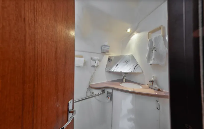 Romanc'n The Zea Yacht Photos Pics Compact bathroom in 1997 Hunter 456 yacht with sink, mirror, and towel rack.