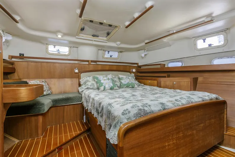 Romanc'n The Zea Yacht Photos Pics Luxurious 1997 Hunter 456 yacht cabin with wooden interior and comfortable bed.