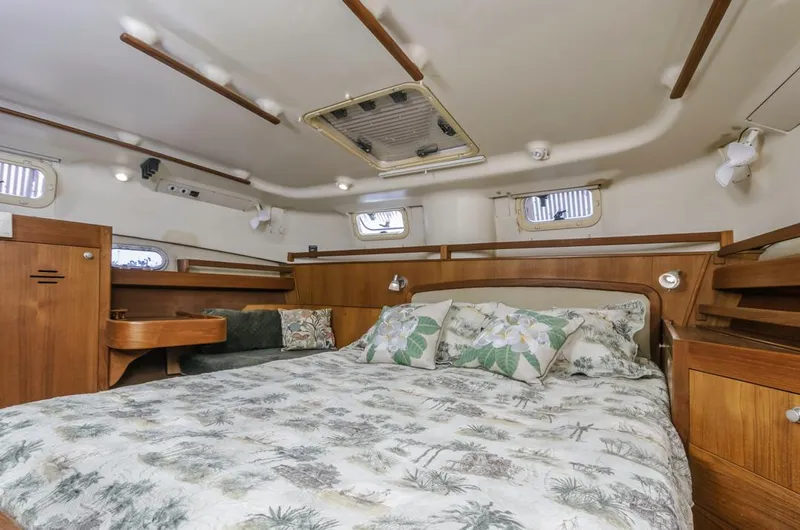 Romanc'n The Zea Yacht Photos Pics Luxurious cabin interior of 1997 Hunter 456 yacht with cozy bedding and wooden furnishings.