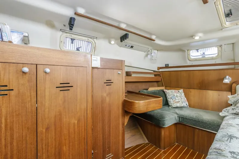 Romanc'n The Zea Yacht Photos Pics Interior of a 1997 Hunter 456 sailboat with wooden cabinetry and seating area.