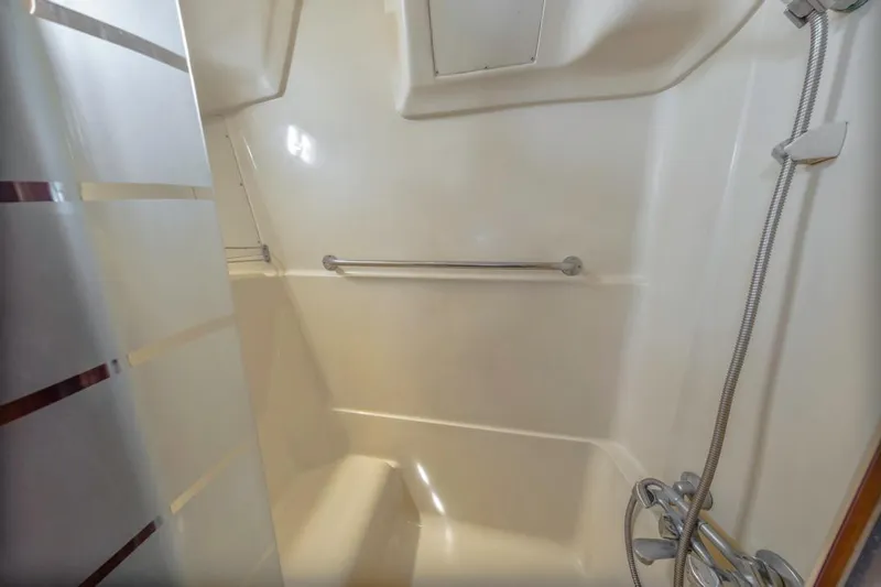 Romanc'n The Zea Yacht Photos Pics Compact shower area in a 1997 Hunter 456 boat, featuring a handheld showerhead.