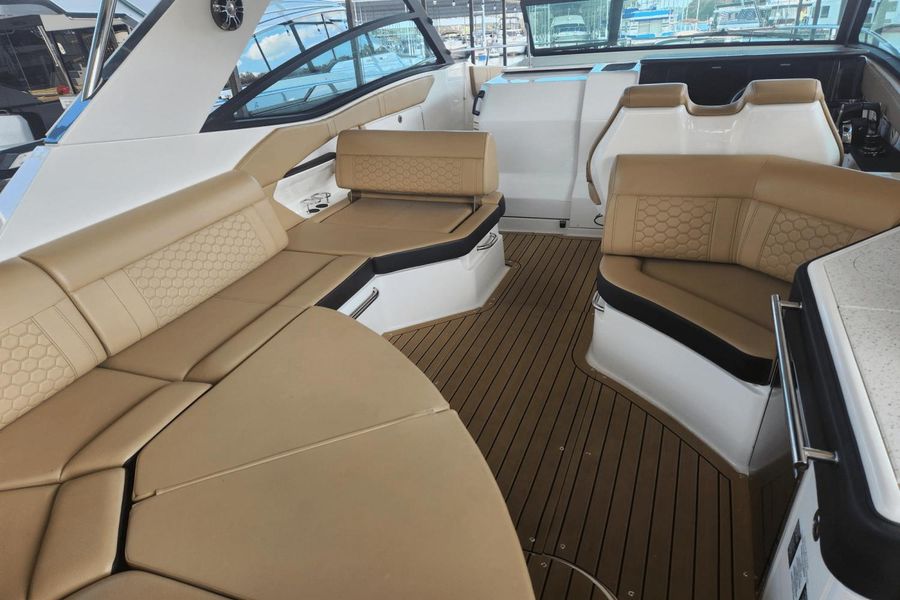 2020 Sea Ray 320 Sundancer