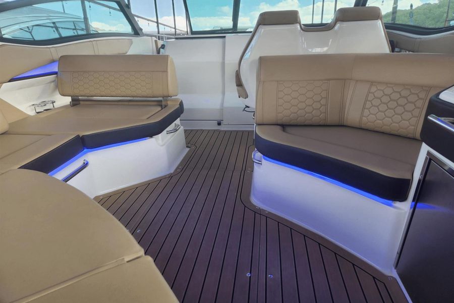 2020 Sea Ray 320 Sundancer