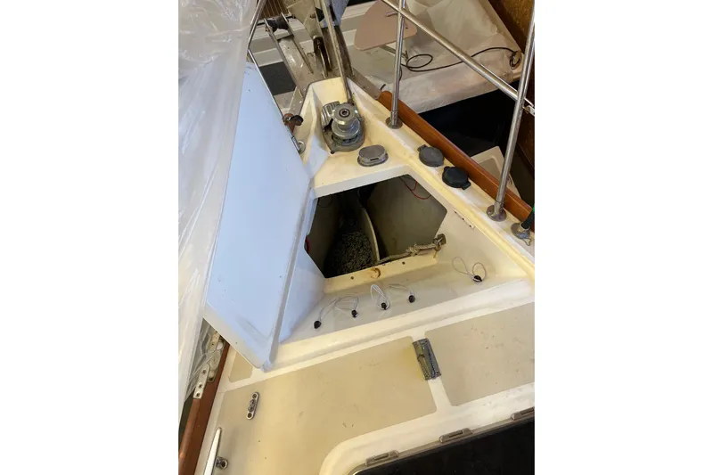 Thumper Yacht Photos Pics Tartan 3700 Sloop 2001 deck view with open hatch and winch.