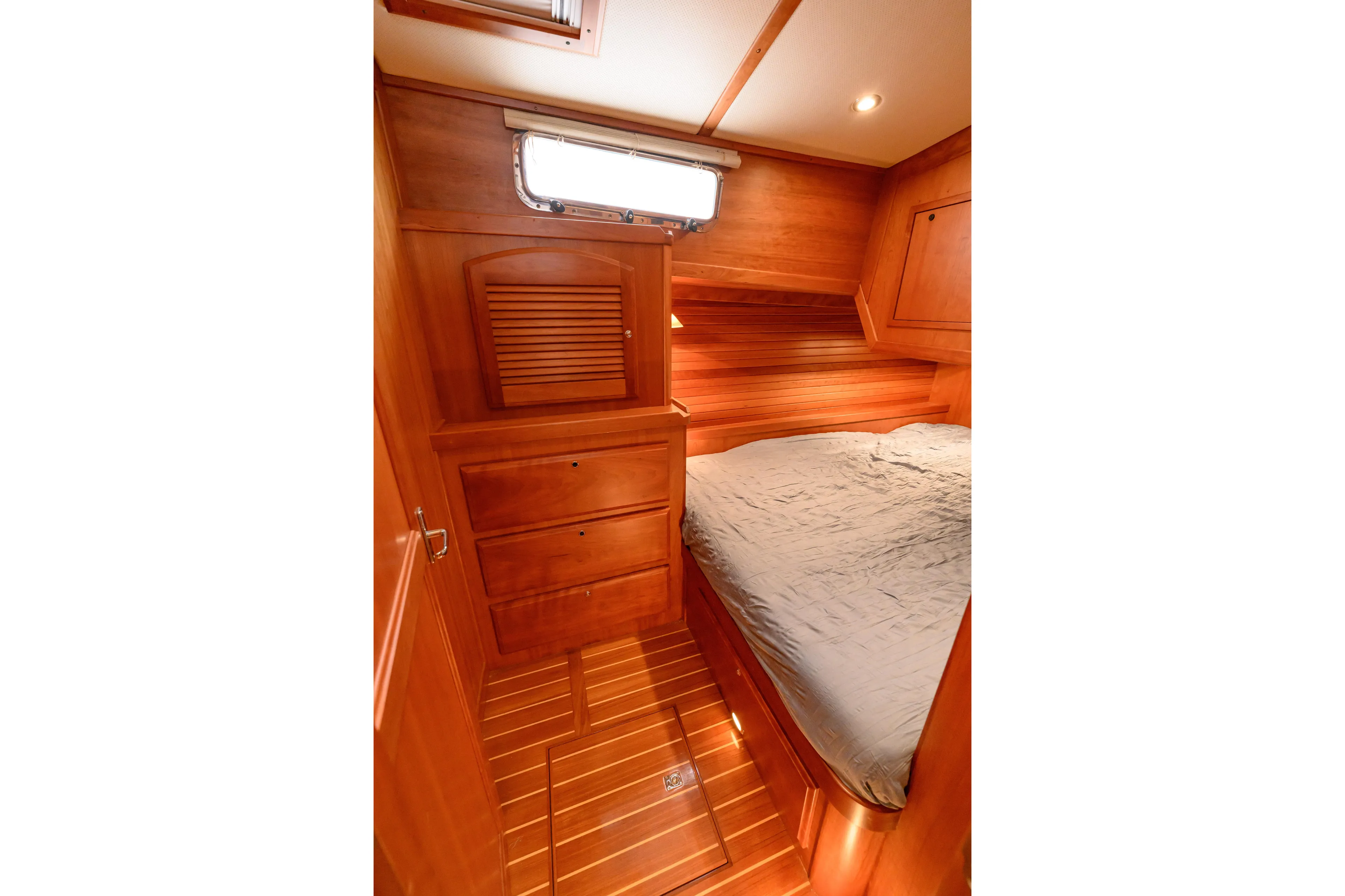 More Mojo Yacht Photos Pics 2009 Sabre 42 Hard Top Express cabin with wooden interior and cozy bed.