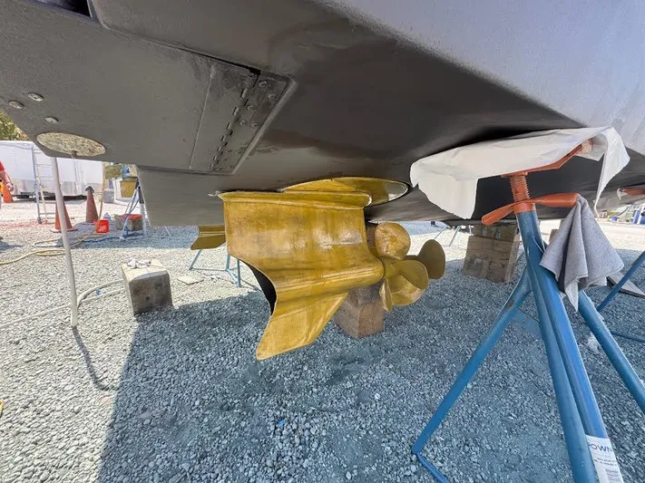 Aeronautical Yacht Photos Pics 2022 Tiara Yachts C39 Coupe propeller and hull on dry dock.