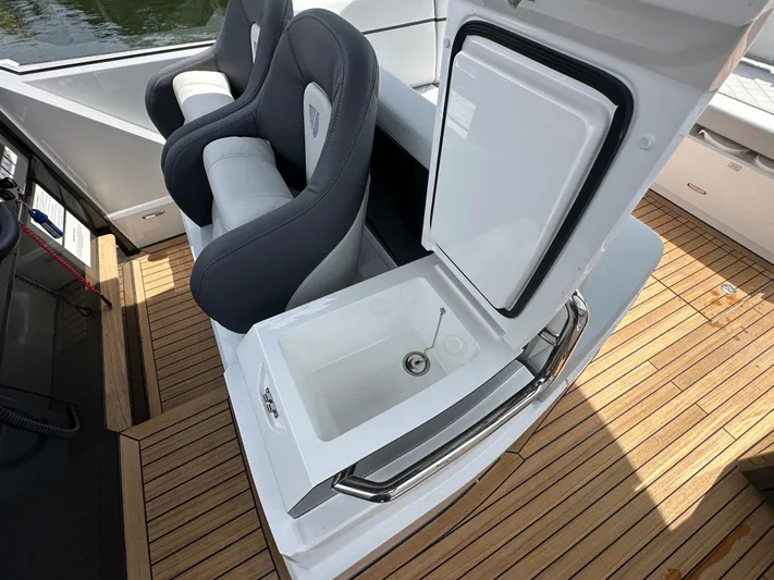 '23 Fairline Fline 33 Ob Yacht Photos Pics 2023 Fairline F//Line 33 Outboard interior with seating and sink.
