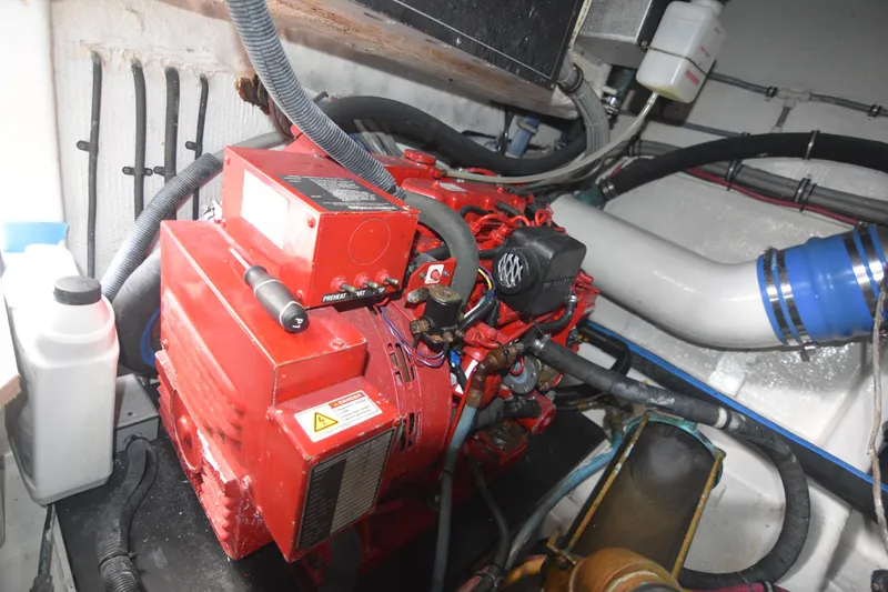 Mobile Home Yacht Photos Pics Hatteras 39 Mobile Home - Engine room