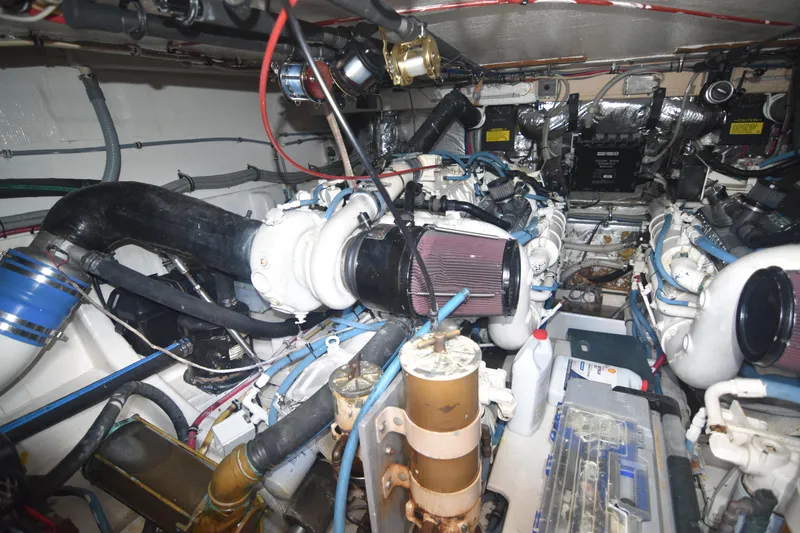 Mobile Home Yacht Photos Pics Hatteras 39 Mobile Home - Engine room