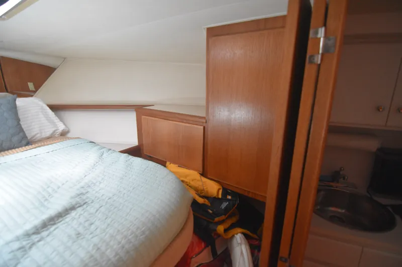 Mobile Home Yacht Photos Pics Hatteras 39 Mobile Home - Guest cabin