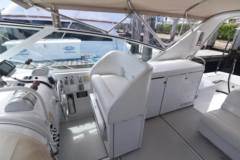 Mobile Home Yacht Photos Pics Hatteras 39 Mobile Home - Helm seating