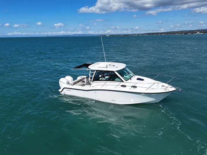  Yacht Photos Pics 2015 Boston Whaler 315 Conquest boat cruising on open water under a clear sky.