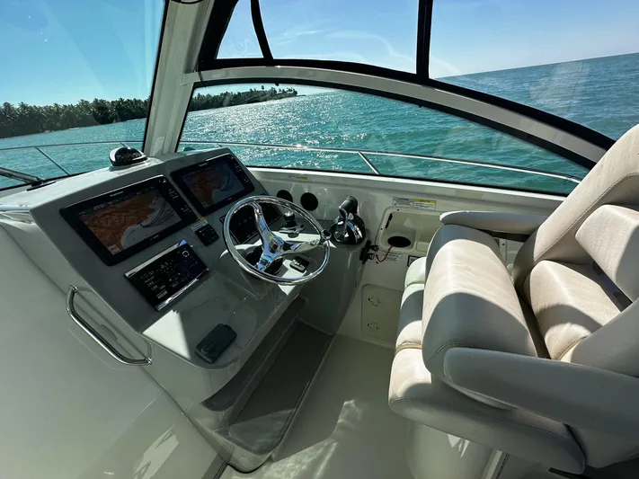  Yacht Photos Pics 2015 Boston Whaler 315 Conquest helm with ocean view and modern controls.