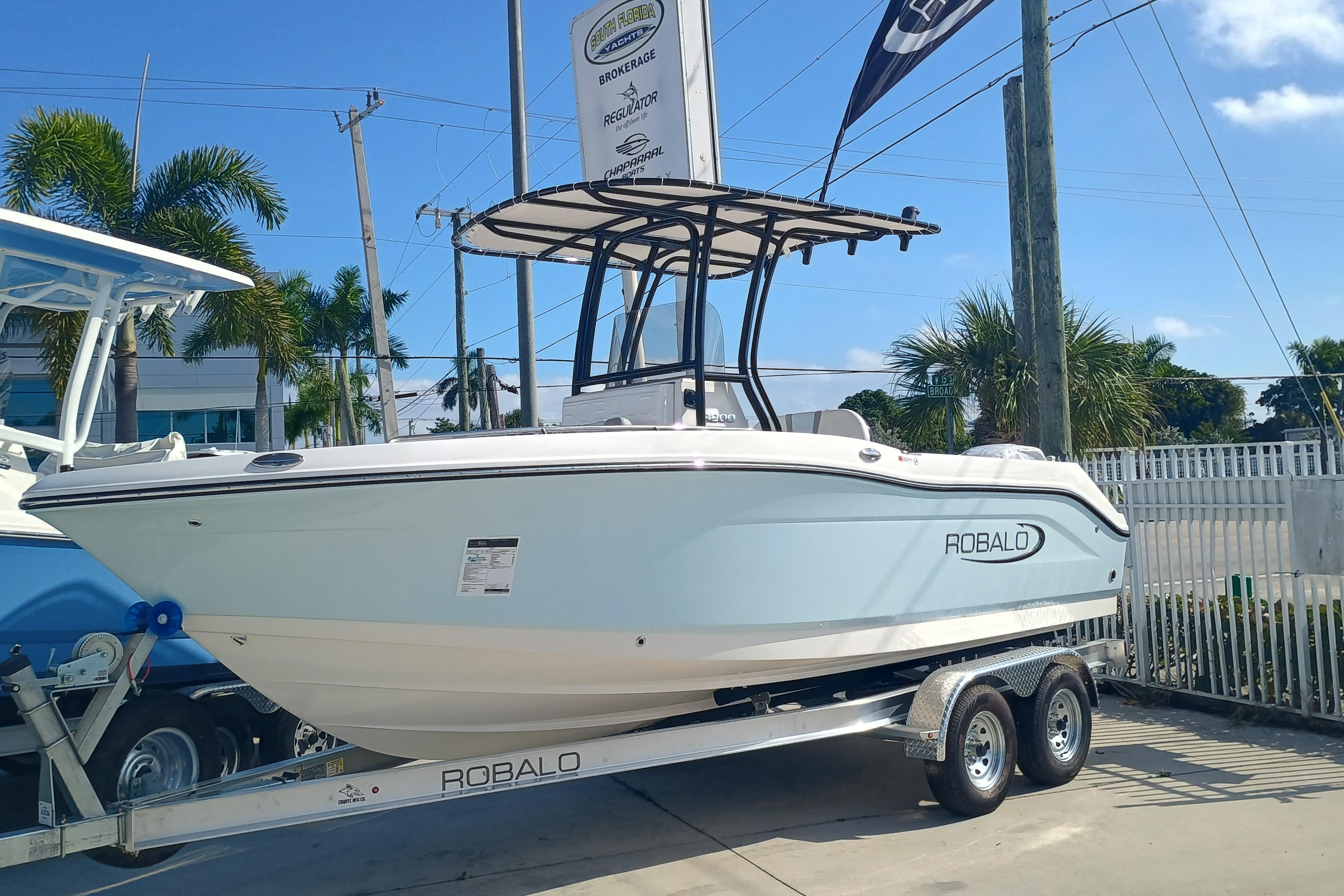 2026 Robalo R200 Center Console - Image 1