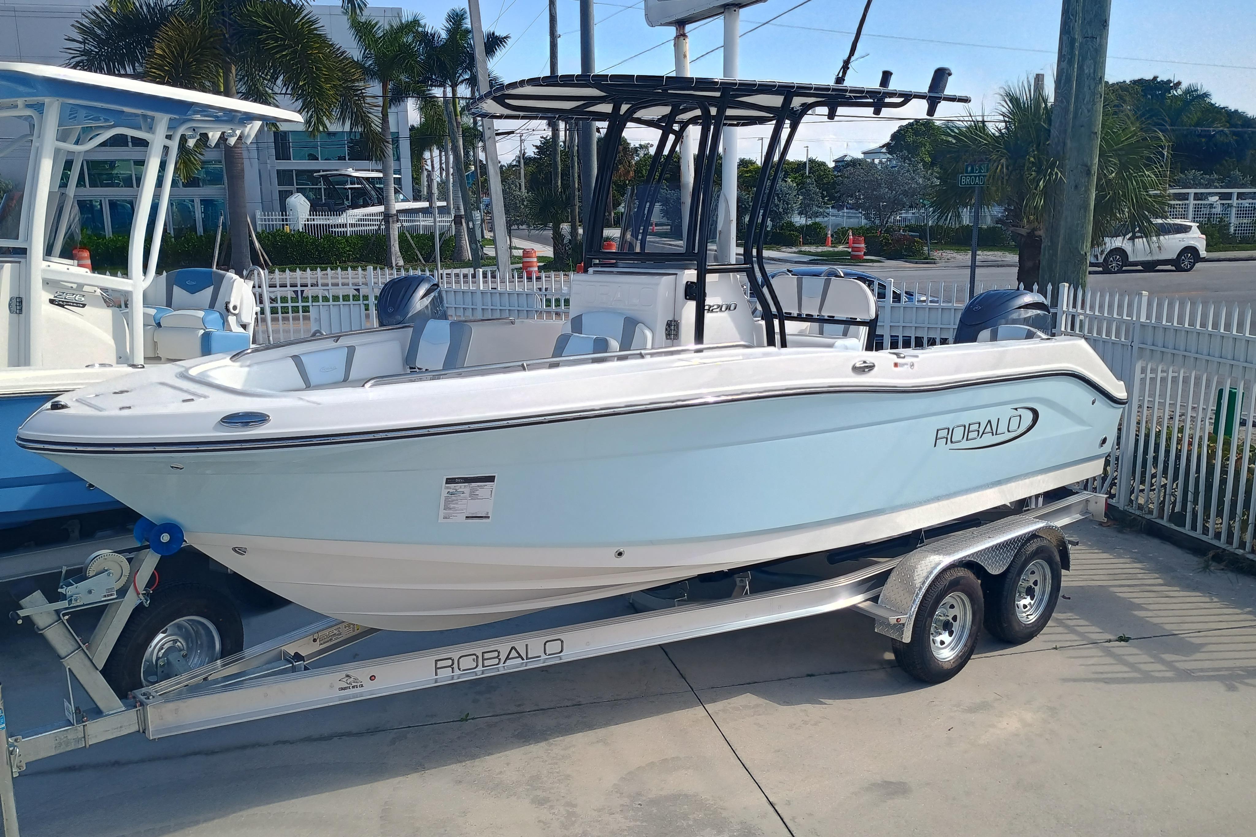 2026 Robalo R200 Center Console - Image 4