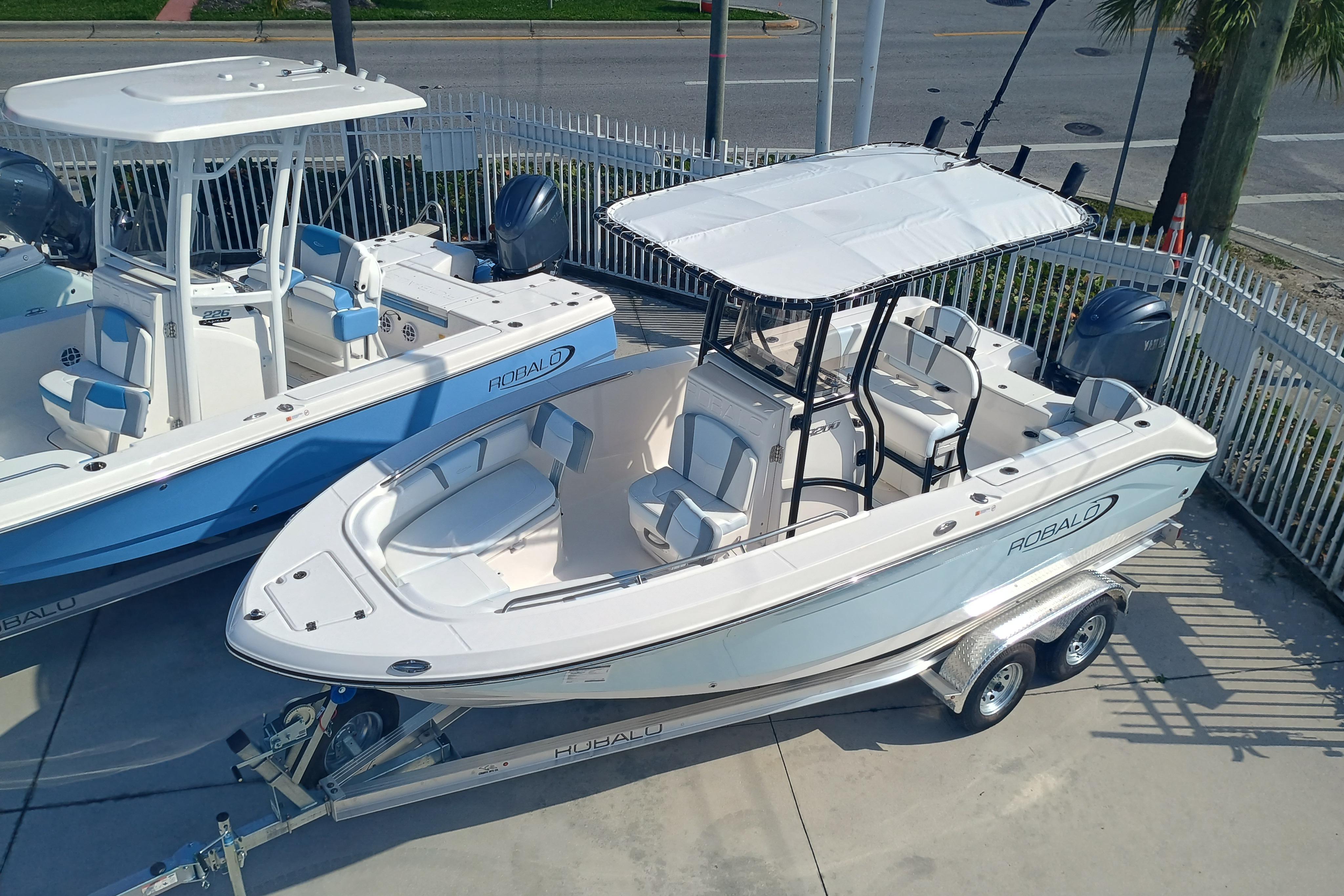 2026 Robalo R200 Center Console - Image 5