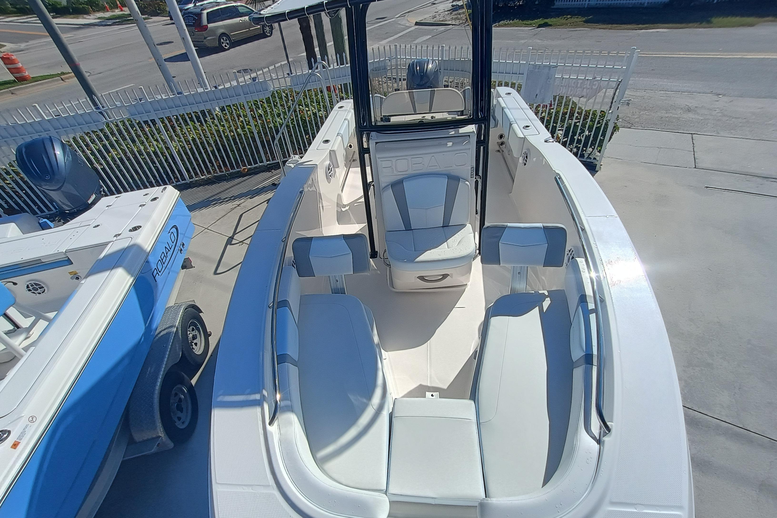 2026 Robalo R200 Center Console - Image 6