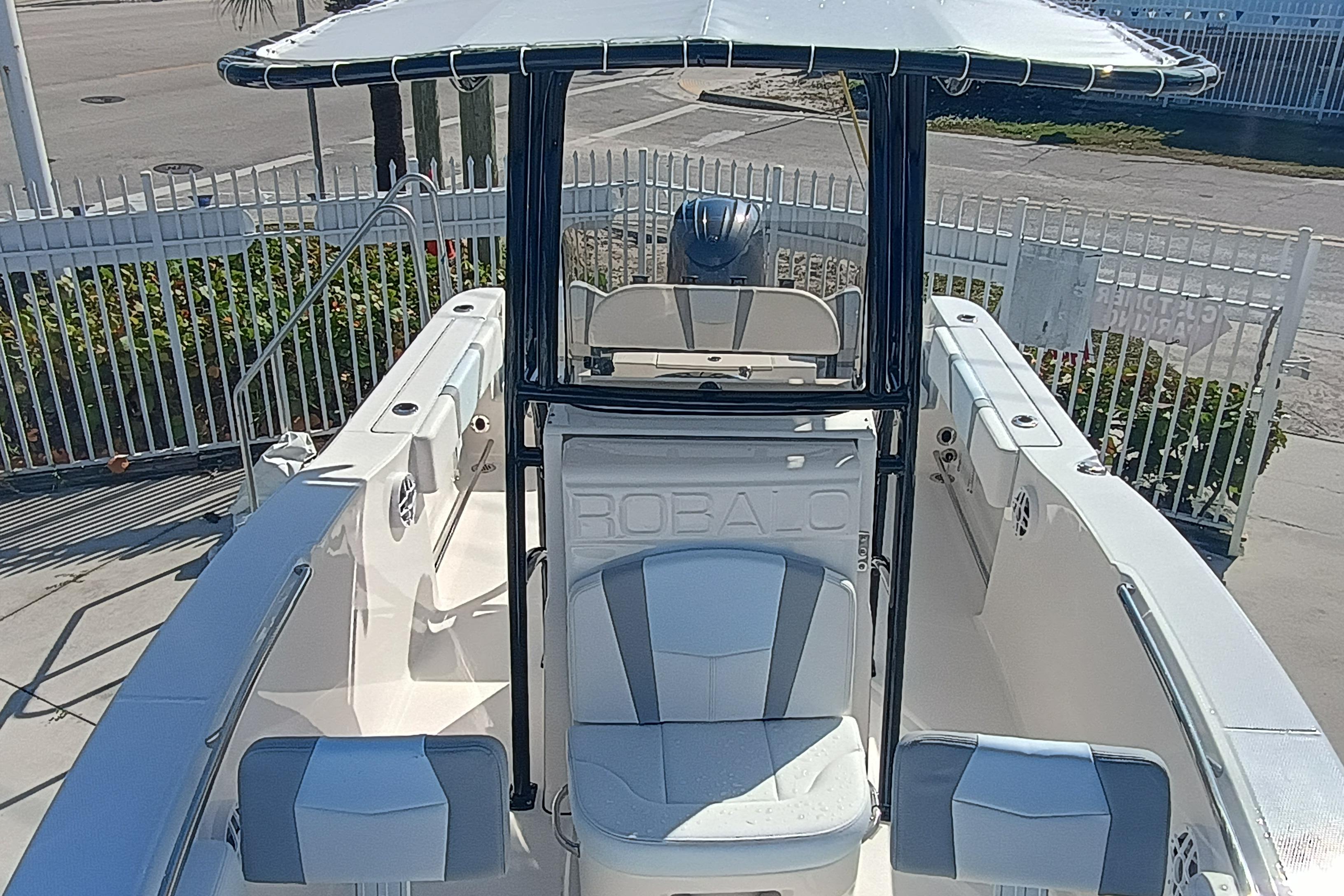 2026 Robalo R200 Center Console - Image 7