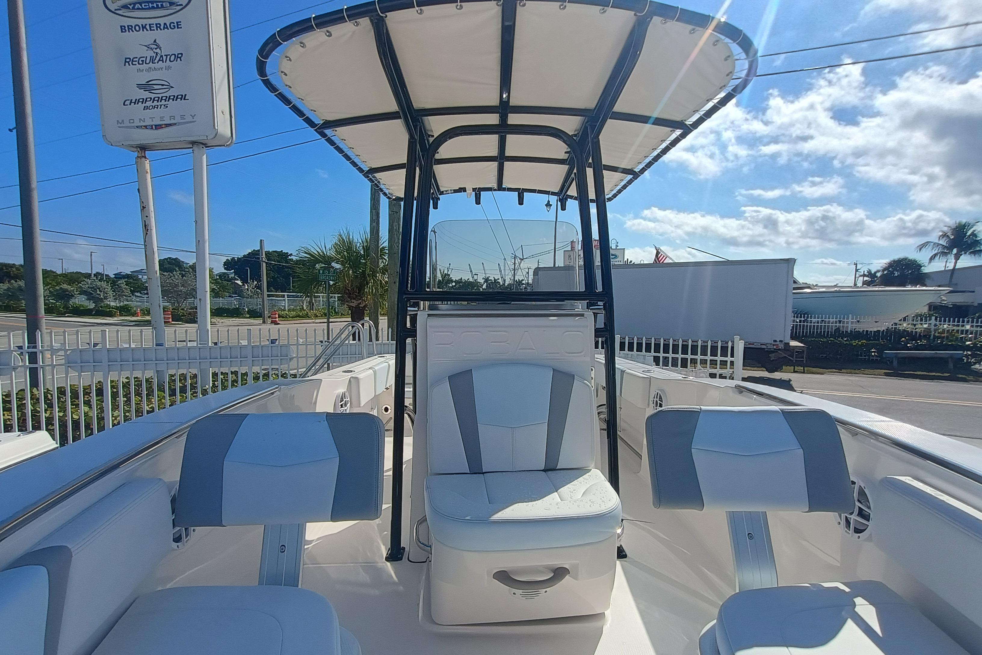 2026 Robalo R200 Center Console - Image 8