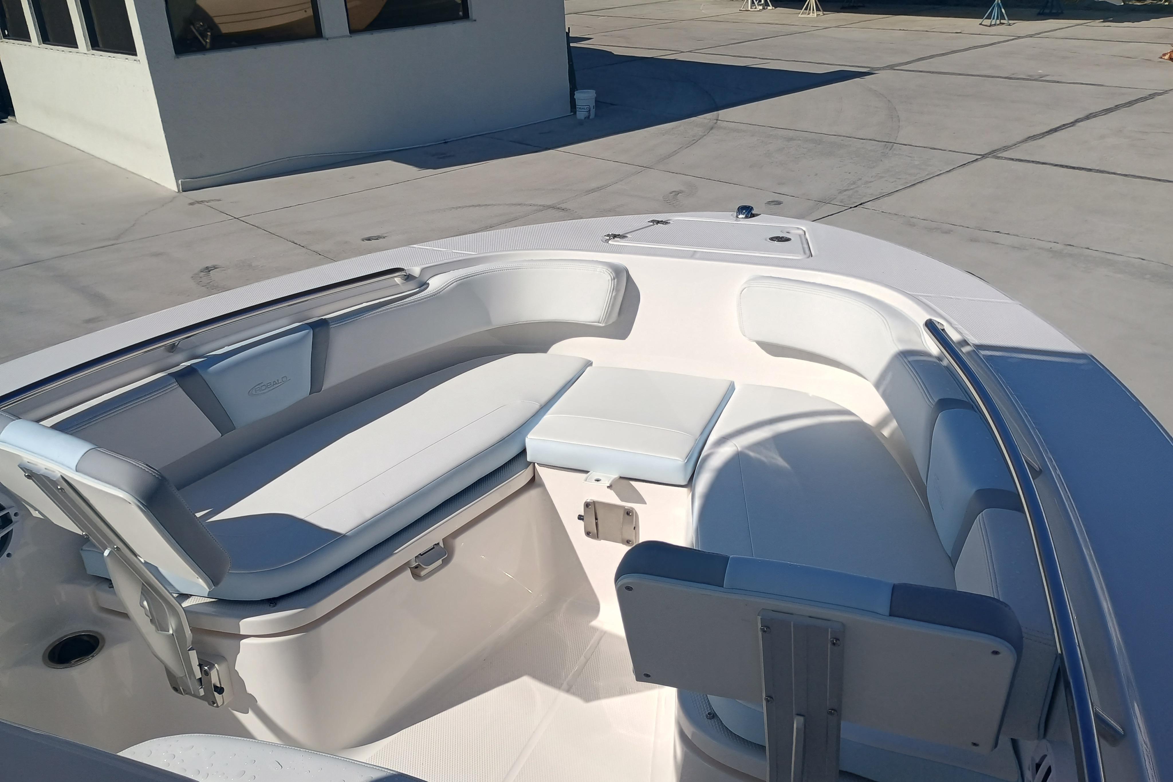 2026 Robalo R200 Center Console - Image 9