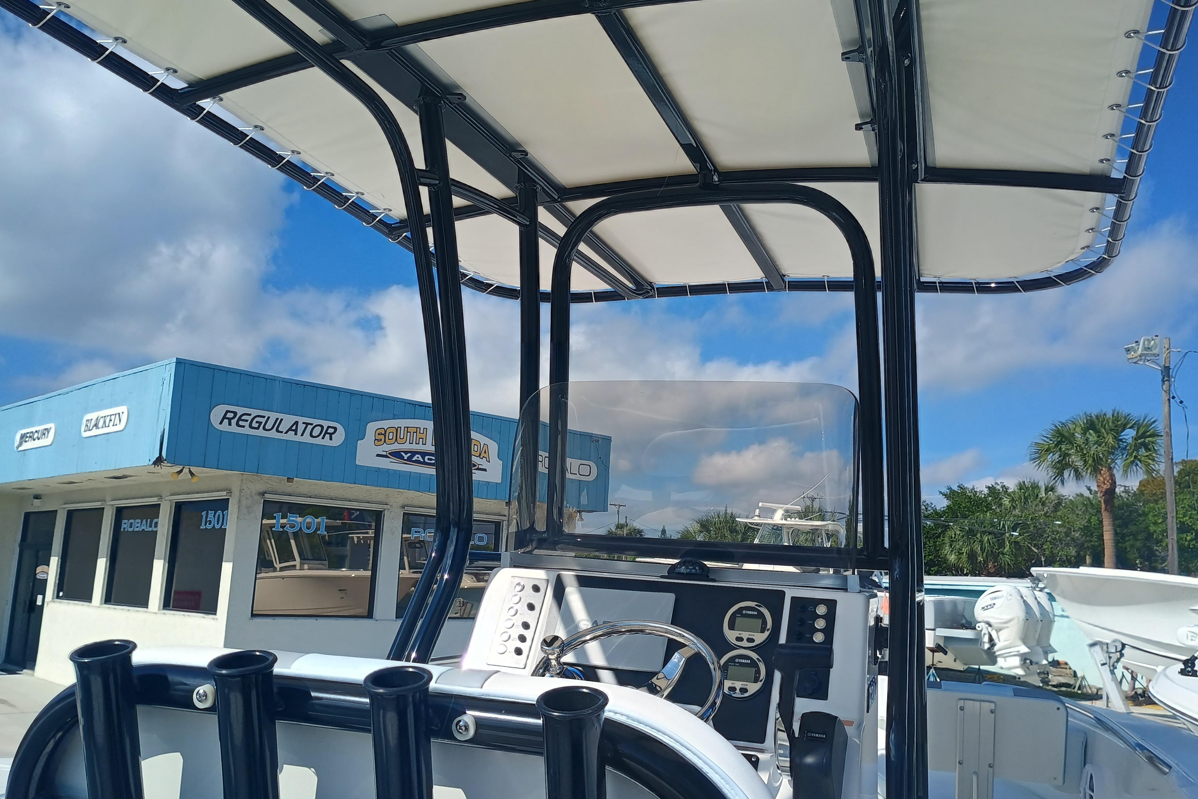 2026 Robalo R200 Center Console - Image 10