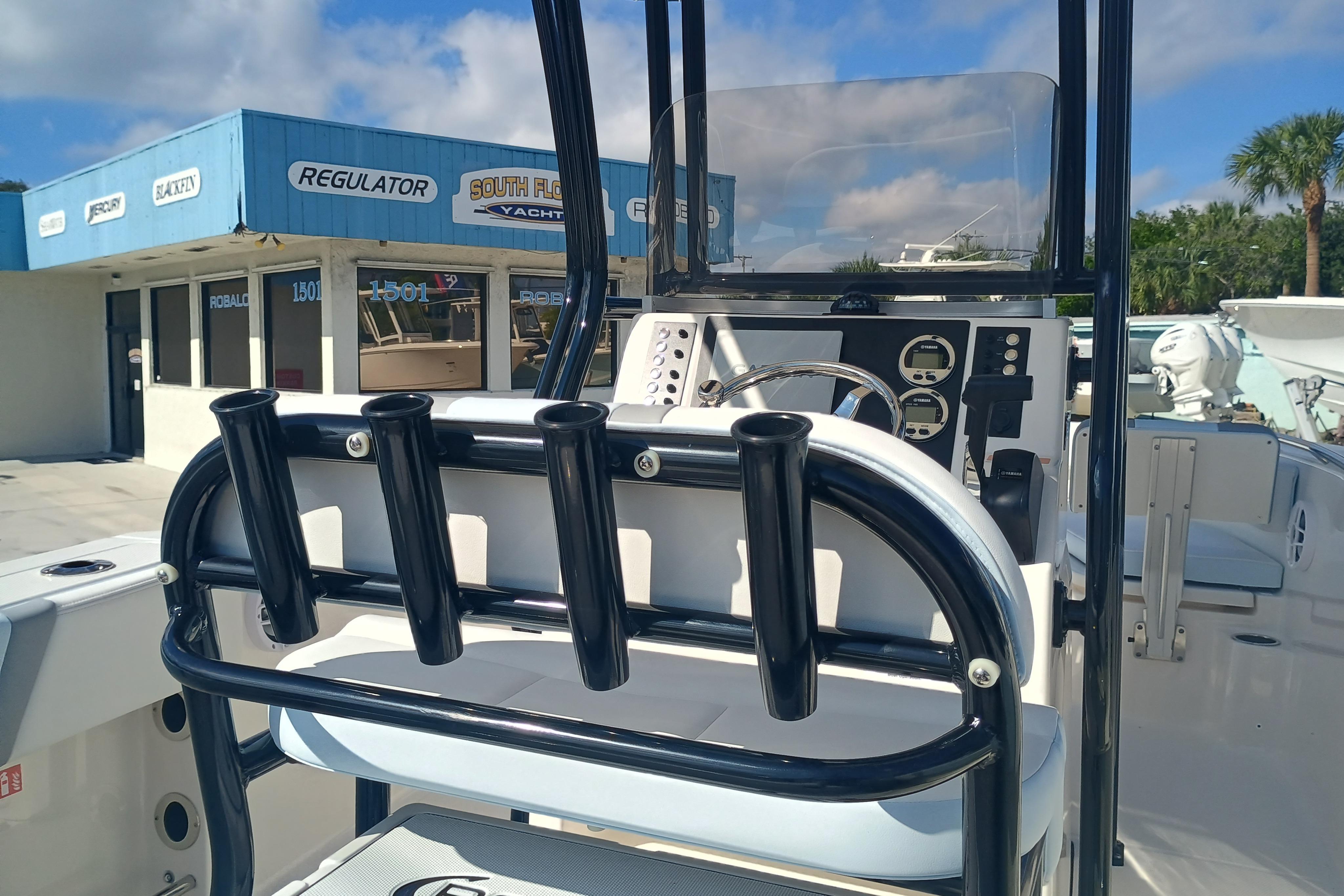 2026 Robalo R200 Center Console - Image 12