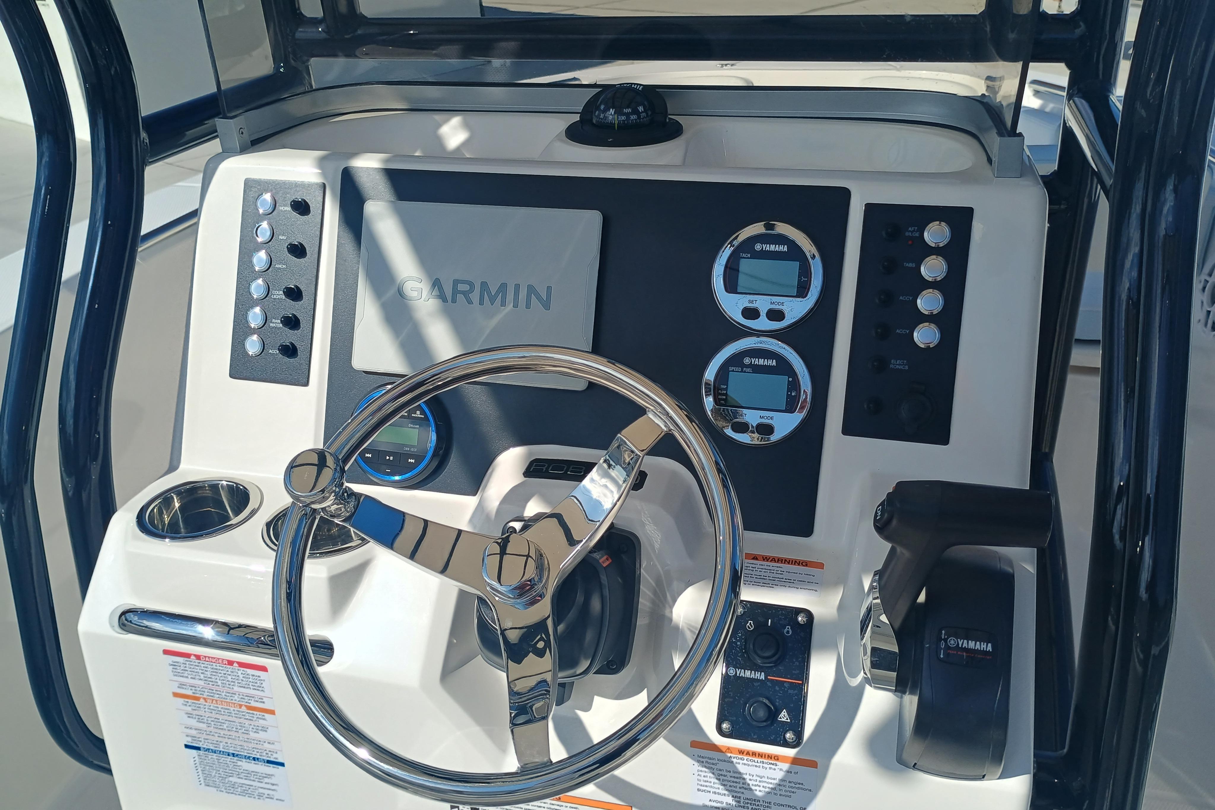 2026 Robalo R200 Center Console - Image 14