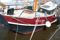 1987 Zeeschouw Liamer (Bekebrede) sailboat docked, featuring a red and black hull.
