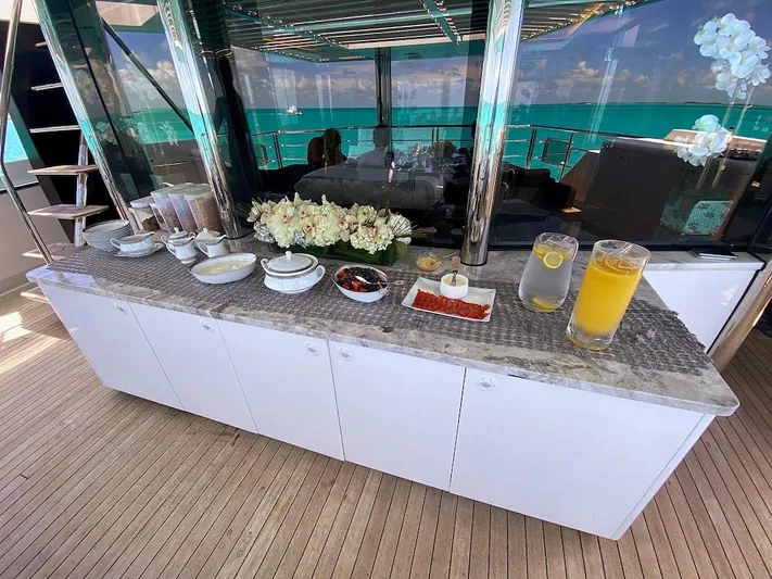 Oculus Yacht Photos Pics 