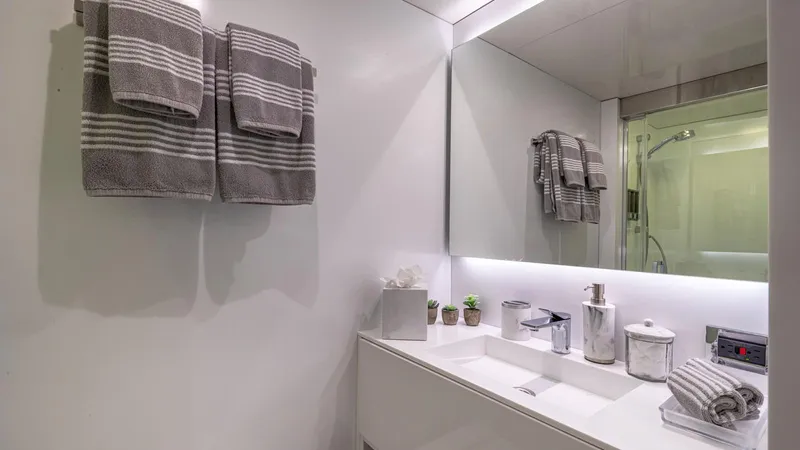 Oculus Yacht Photos Pics 