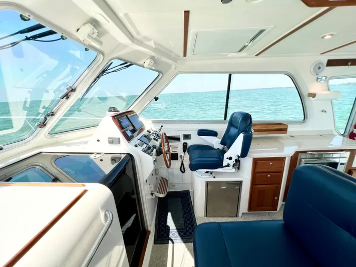 Traveller Yacht Photos Pics Interior of 2016 Back Cove 34 boat with ocean view through windows.