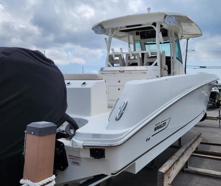 2017 Boston Whaler 350 Outrage