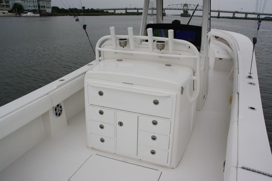 2022 Regulator 34 Center Console