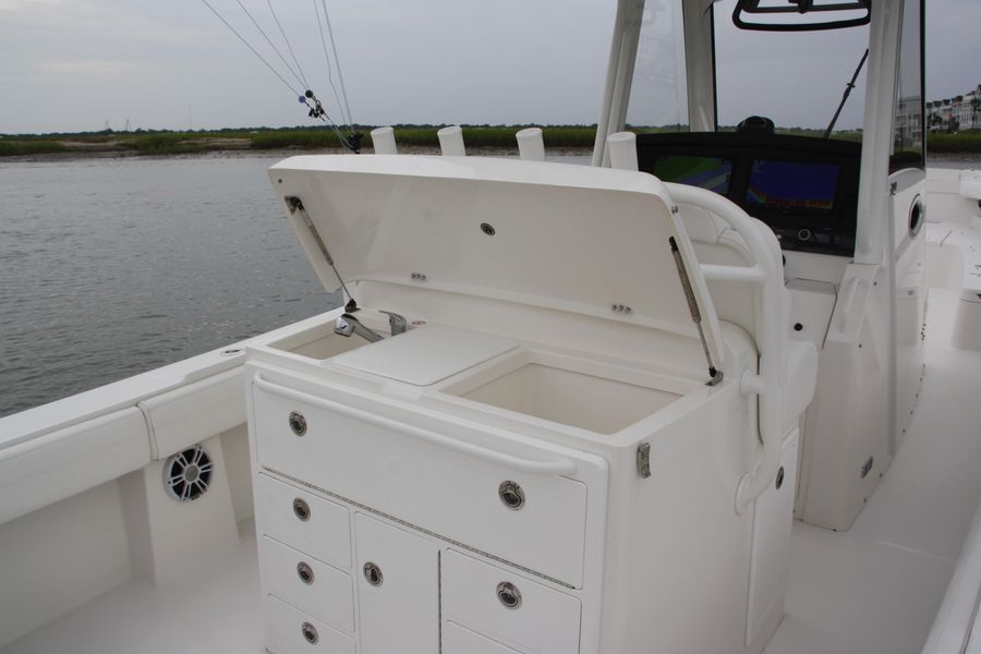 2022 Regulator 34 Center Console