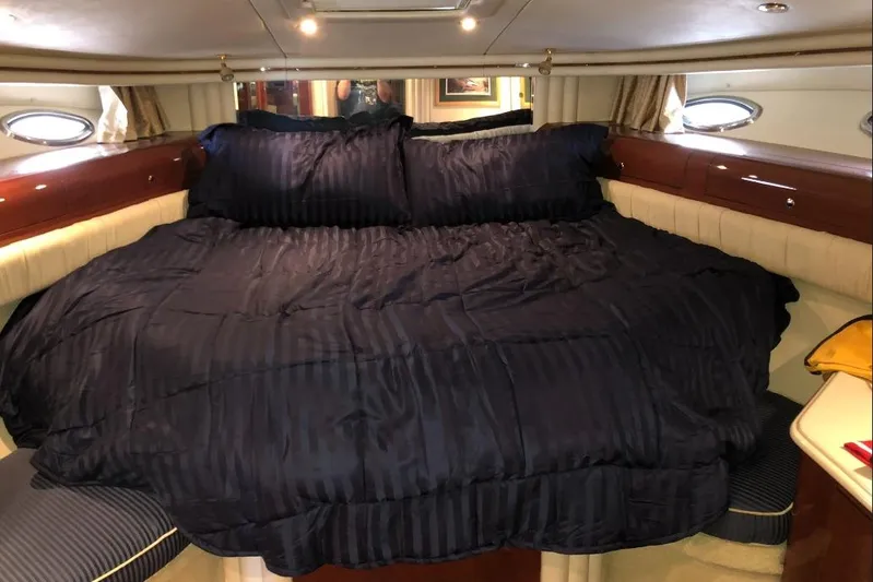 Vtl Yacht Photos Pics Luxurious bedroom interior of 2002 Sea Ray 550 Sedan Bridge yacht.