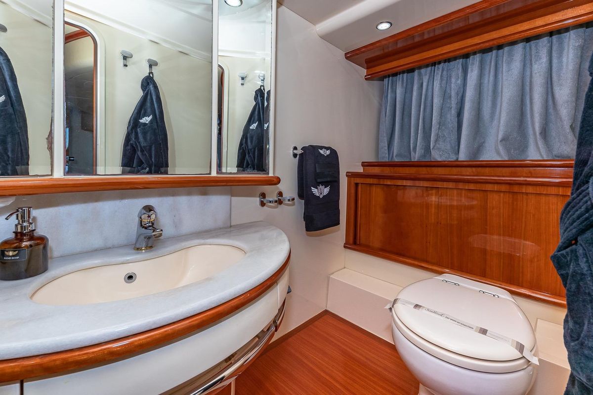 2007 Azimut 62 