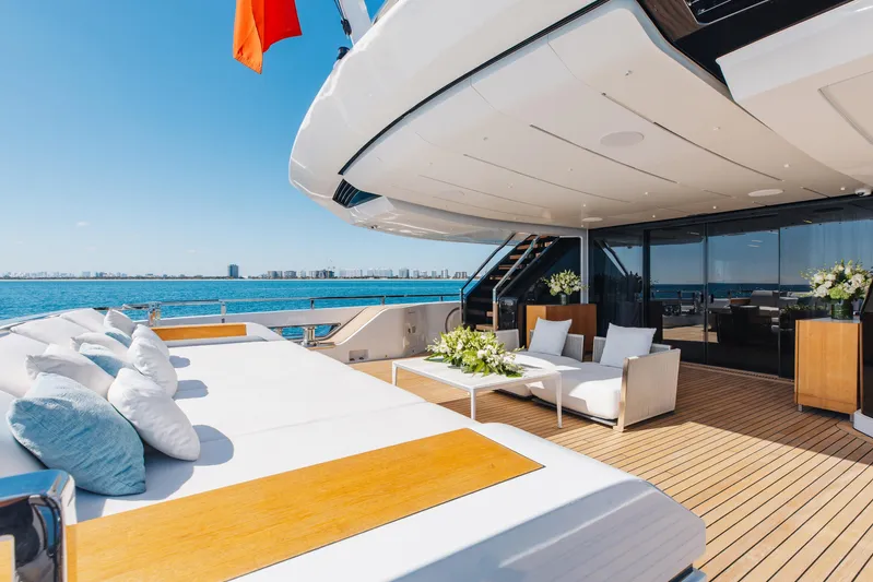 Neverland II Yacht Photos Pics Luxurious 2020 Sanlorenzo 44 Alloy yacht deck with elegant seating and ocean view.