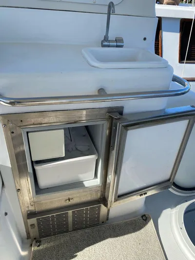  Yacht Photos Pics Flybridge sink