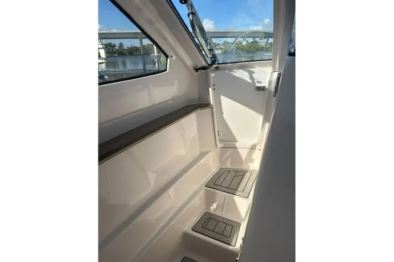 Venessa 1968 - Brokerage Kevin Yacht Photos Pics Interior view of 2026 Solara S-310 SB boat, featuring sleek design and modern finishes.