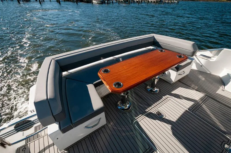 Harper Bell Yacht Photos Pics 2020 Cruisers Yachts- HARPER BELL- Cockpit 3