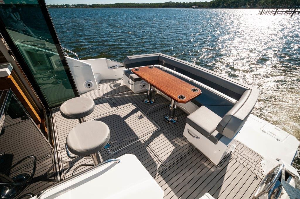 2020 Cruisers Yachts 59 