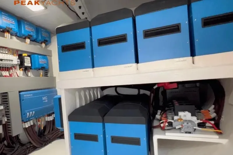 Hoku'au Yacht Photos Pics HH44-06