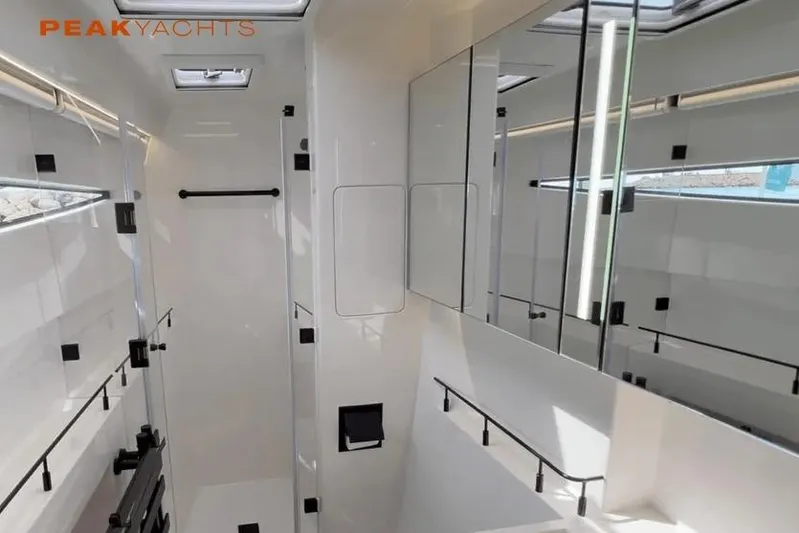 Hoku'au Yacht Photos Pics HH44-06