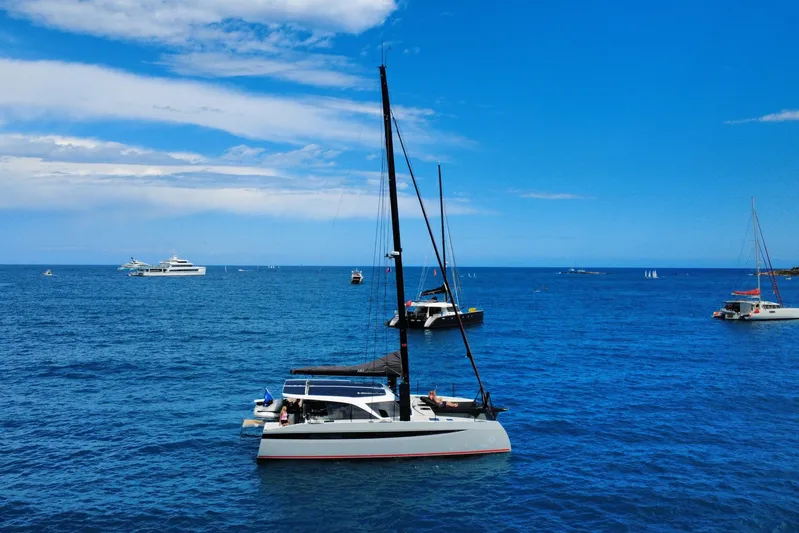 Hoku'au Yacht Photos Pics HH44-06