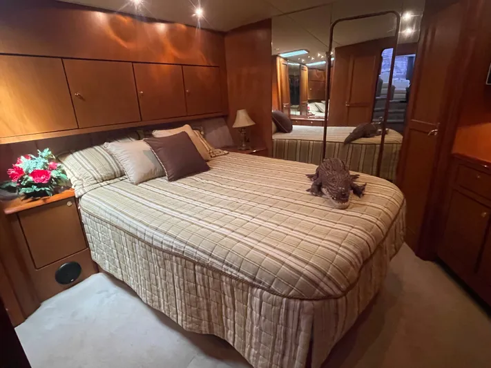 Escape Yacht Photos Pics Luxurious bedroom in a 1998 Ocean Yachts 53 Super Sport.