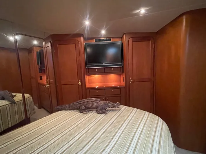 Escape Yacht Photos Pics Luxurious cabin of the 1998 Ocean Yachts 53 Super Sport.