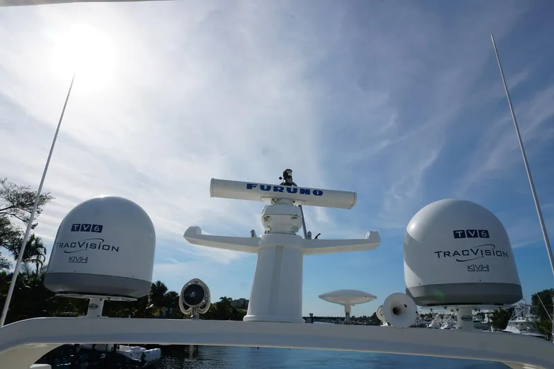 Motor Mile Marine Yacht Photos Pics Ferretti Yachts 630, 2008 model, featuring radar and satellite equipment under a clear sky.