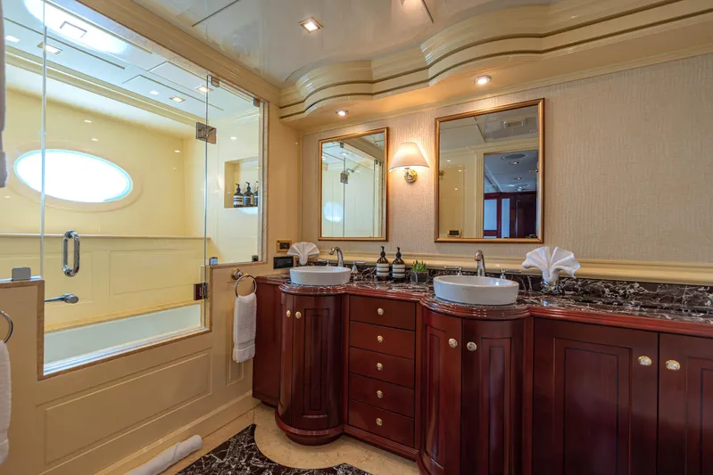 Sapphire Yacht Photos Pics 